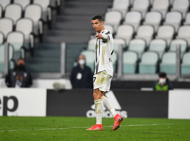 开云主页- C罗迎来三赛季出色发挥,巴塞罗那观众热烈欢呼!赢得满堂喝彩